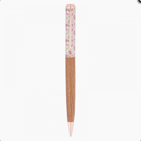 Stylo bille Bahia en bois – vue produit verticale, capuchon floral rose, pointe bille sortie, fond blanc.