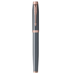 Stylo-plume Parker IM Slate fermé, avec agrafe flèche et finitions or rose.