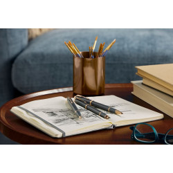 Stylo-plume Parker IM Touche Finale Slate présenté ouvert sur un carnet.
