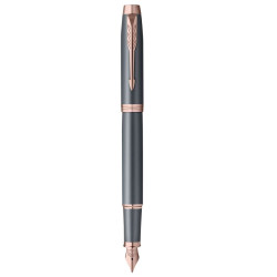 Vue de face du stylo-plume Parker IM Touche Finale Slate, plume moyenne et finitions or rose.