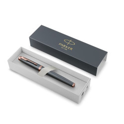 Présentation du stylo-plume Parker IM Touche Finale Slate dans son coffret Parker.