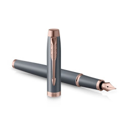 Vue du stylo-plume Parker IM Slate ouvert et du capuchon avec agrafe flèche.