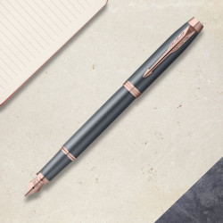 Mise en scène de stylos Parker IM sur un carnet de croquis.